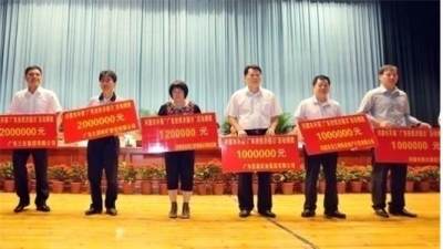 2011年6月，集團董事長梁林青在“廣東扶貧濟困日”活動中捐款100萬元。此項活動廣東堅基集團每年均有捐贈。